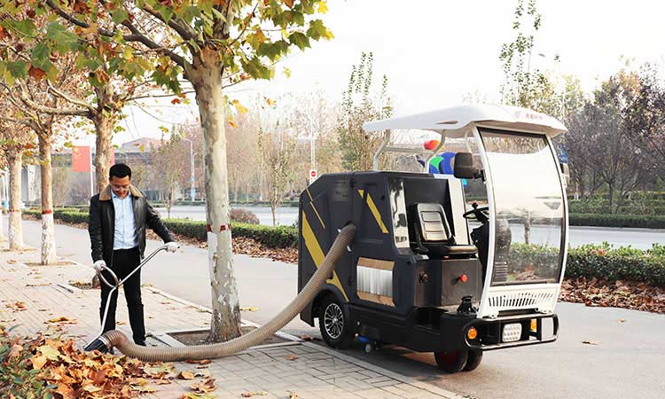 小型树叶收集车