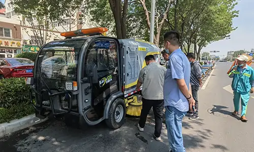 近日发往青岛的小型电动洗扫车客户试车体验