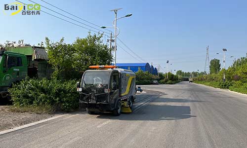 小型道路洗扫车，道路清洁高效无扬尘