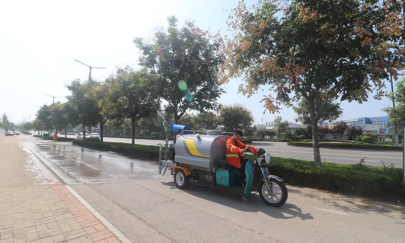 小型三轮洒水车道路洒水好帮手，多种洒水模式可选，满足多种环卫作业需求。