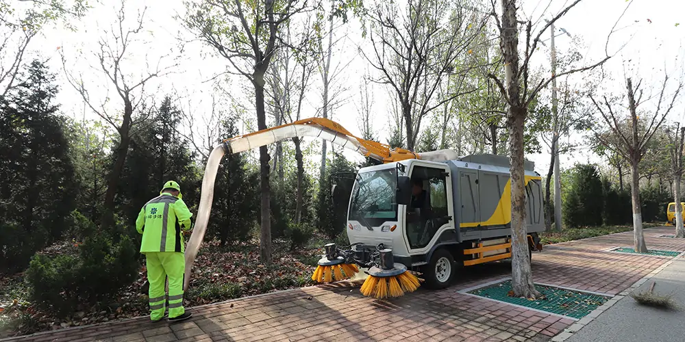 吸入式树叶收集车,破碎树叶收集车,强力吸树叶收集车,大型树叶收集清扫车